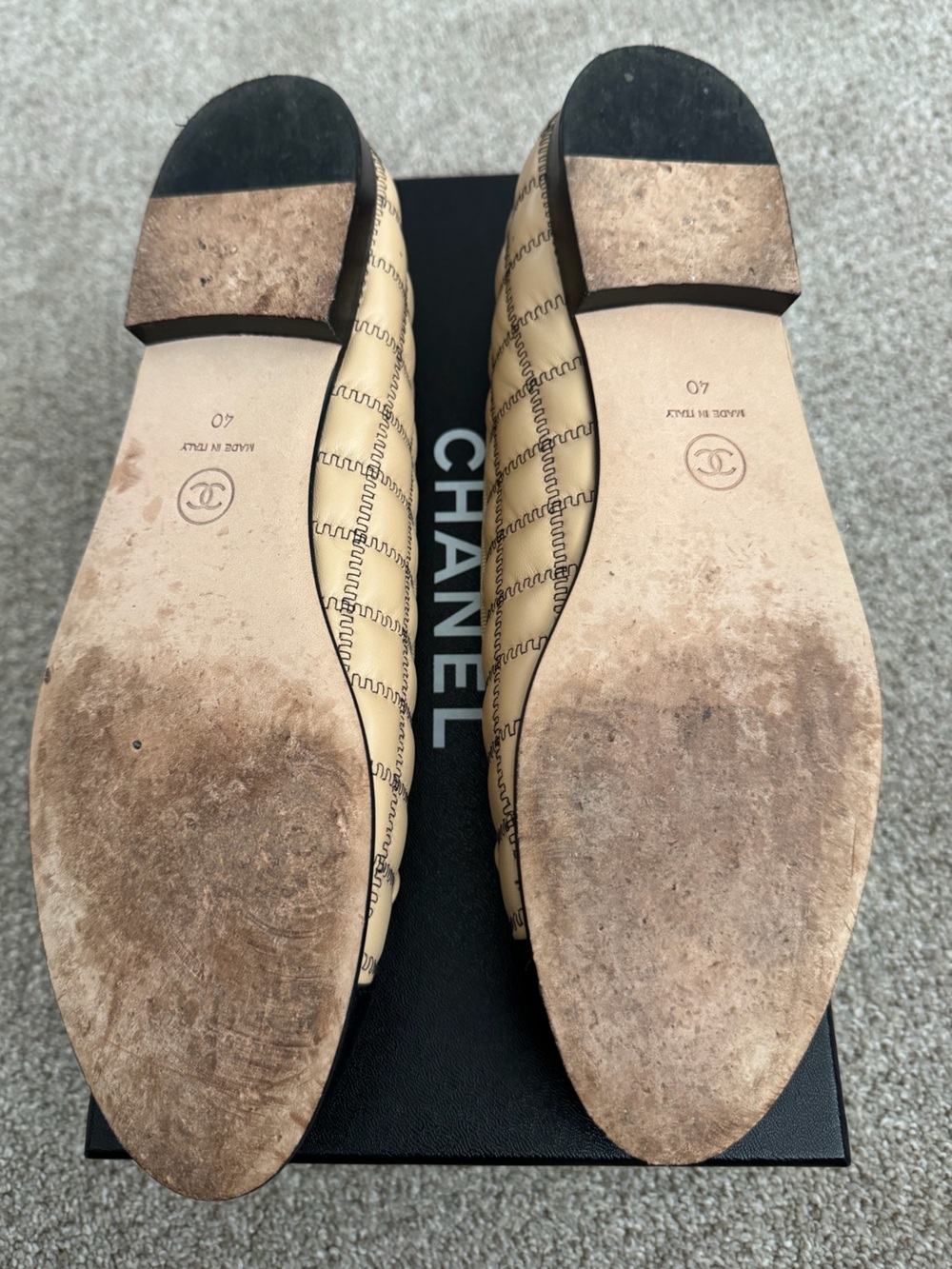 CHANEL Beige and Black Quilted Cap-Toe Leather Ballet Flats Sz 40 - Picture 9 of 16